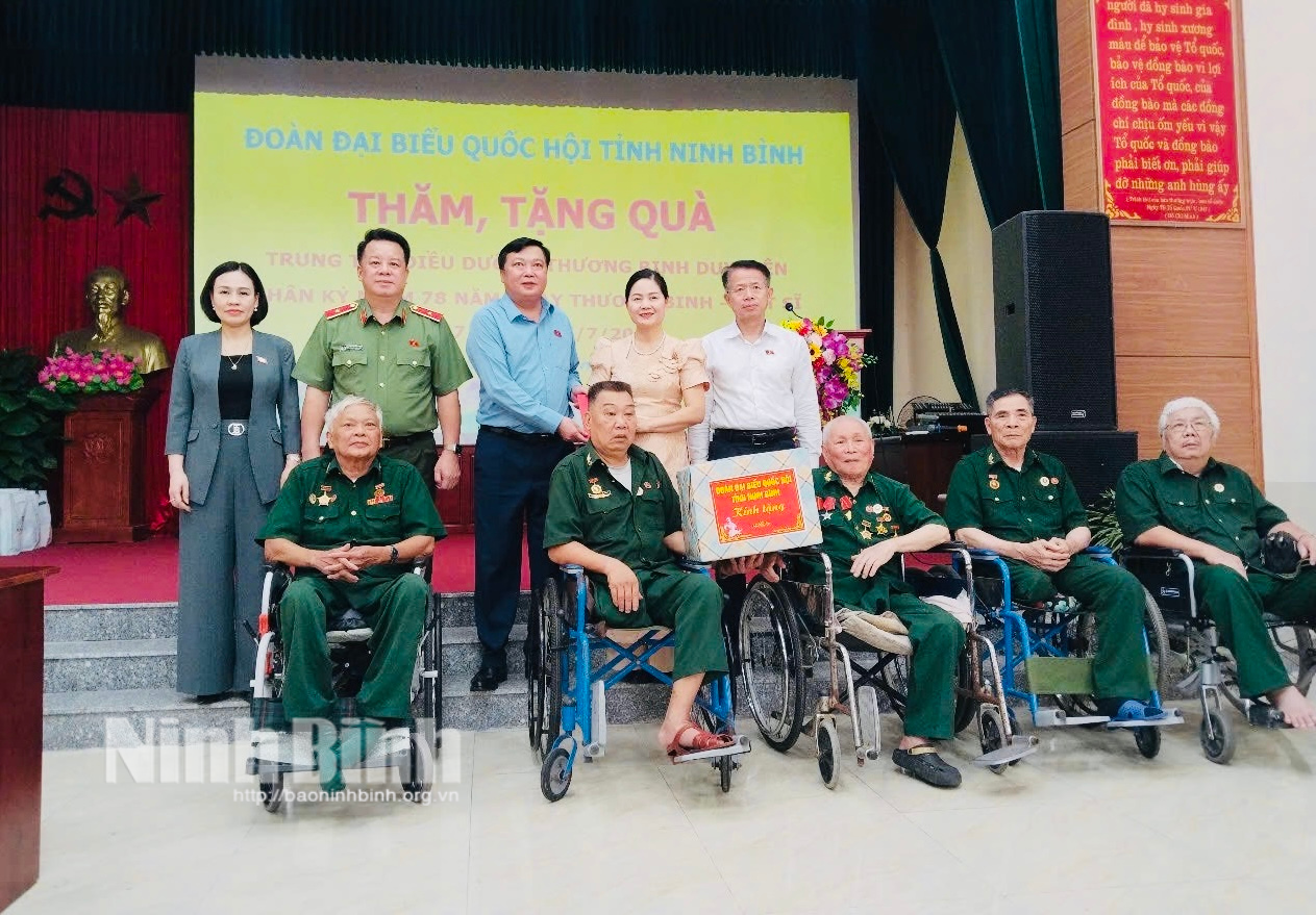 Đồng chí Phó Chủ nhiệm Ủy ban Quốc phòng, An ninh và Đối ngoại của Quốc hội thăm, tặng quà các Trung tâm Điều dưỡng thương binh trên địa bàn tỉnh Ninh Bình