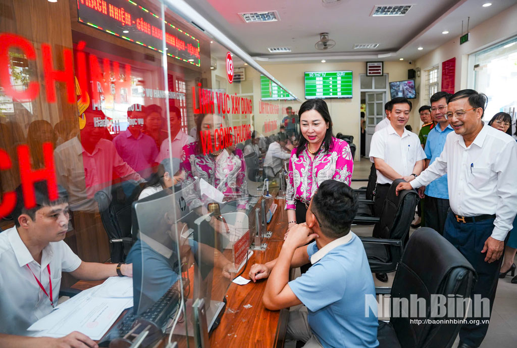 Tiếp tục đổi mới tư duy quản trị, lấy sự hài lòng của người dân, doanh nghiệp làm thước đo chất lượng hoạt động của chính quyền địa phương 2 cấp