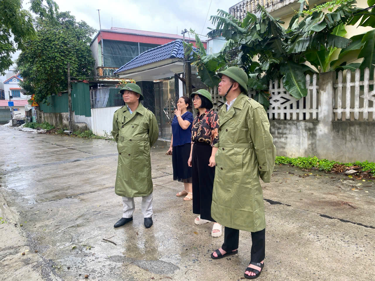 Lãnh đạo Đảng ủy, UBND phường Duy Hà chỉ đạo công tác phòng chống bão số 3.