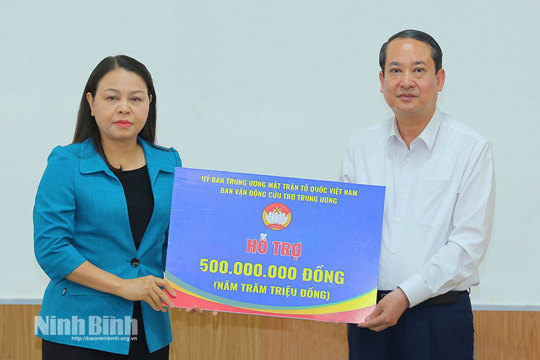 Trao hỗ trợ của Lãnh đạo Đảng, Nhà nước, MTTQ Việt Nam cho nhân dân tỉnh Ninh Bình khắc phục hậu quả bão số 10 