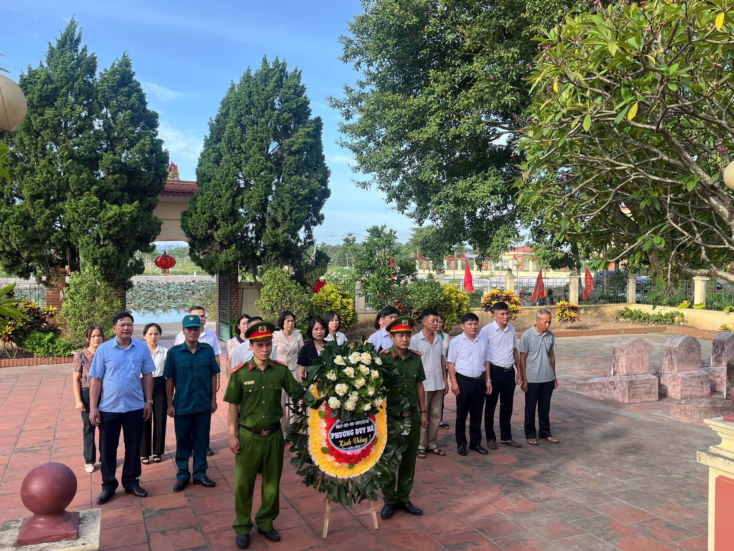 Phường Duy Hà, tỉnh Ninh Bình long trọng tổ chức lễ viếng Nghĩa trang Liệt sĩ trước thềm Đại hội đại biểu Đảng bộ phường lần thứ I, nhiệm kỳ 2025-2030